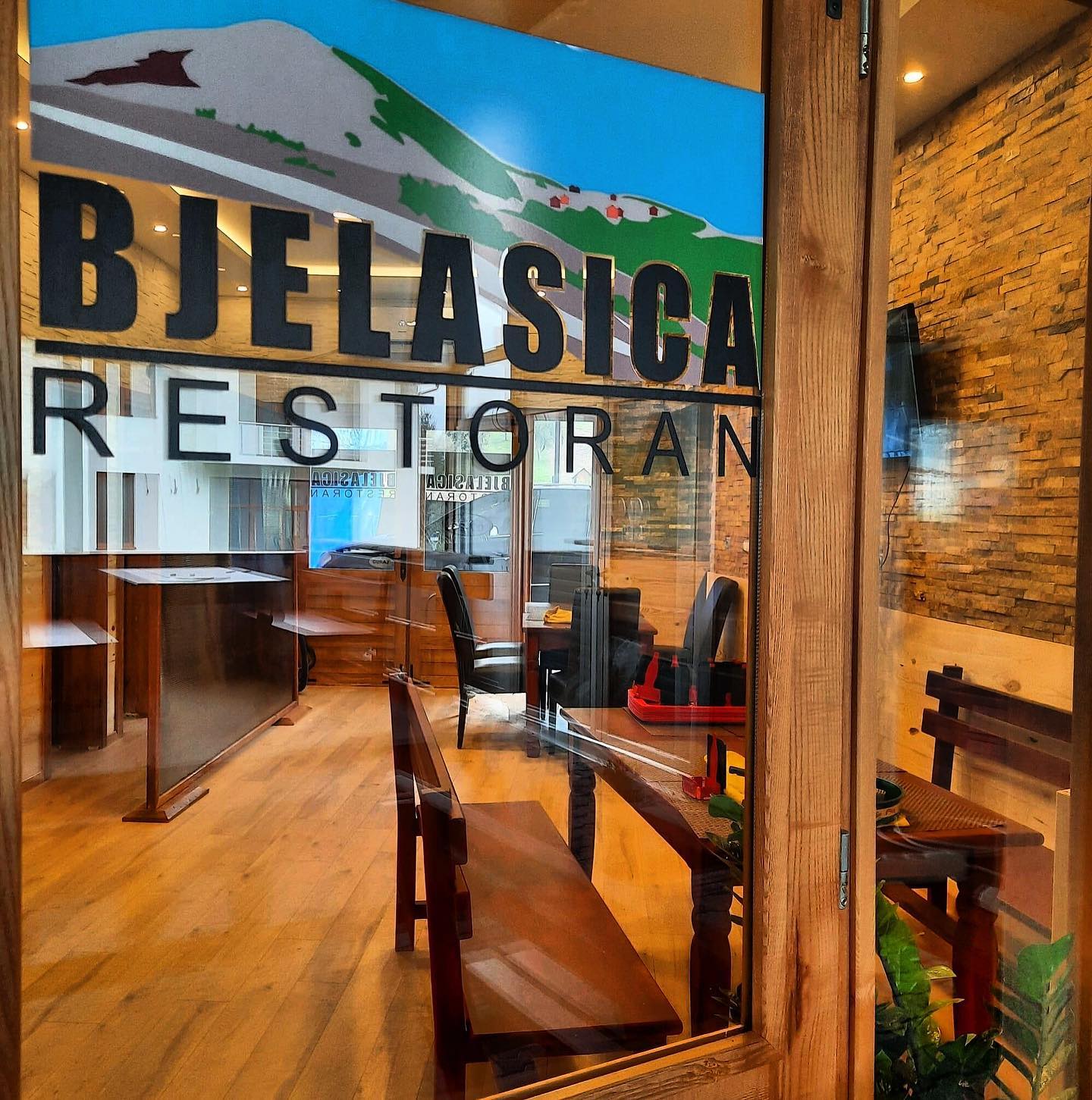 apartmani_restoran_bjelasica_1634374292_2685648677233520394_5456010207